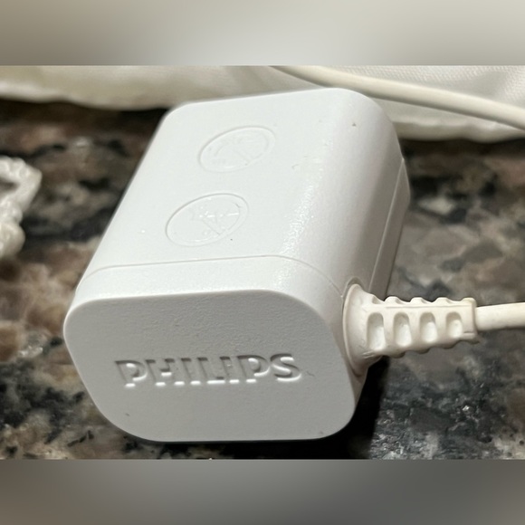 Philips White and Pink Electric Shaver Set - Picture 3 of 4